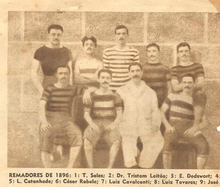 Remadores do Flamengo em 1896, com camisas de listras horizontais largas. A legenda impressa da época identifica, entre outros, T. Sales, Dr. Tristam Leitão, E. Dodsworth, L. Catanhede, César Rabelo, Luiz Cavalcanti e Luiz Tavares.