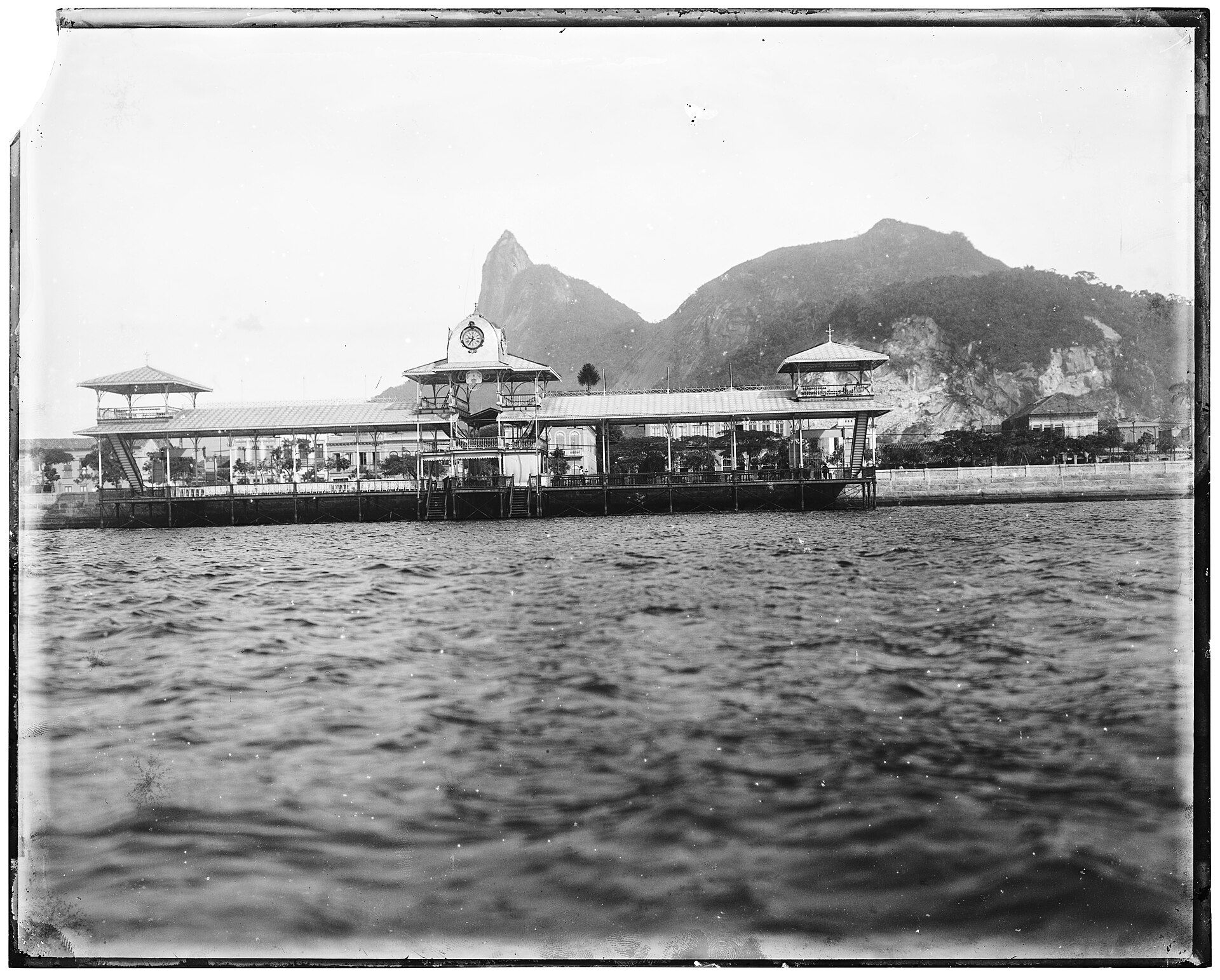 Pavilhão de Regatas da Praia de Botafogo, palco das regatas cariocas. O IMS data a foto entre c. 1900 e c. 1910, e um cartão-postal de 1906 no Commons dá o pavilhão como inaugurado em 1906. É foto de contexto: não mostra especificamente o Flamengo.