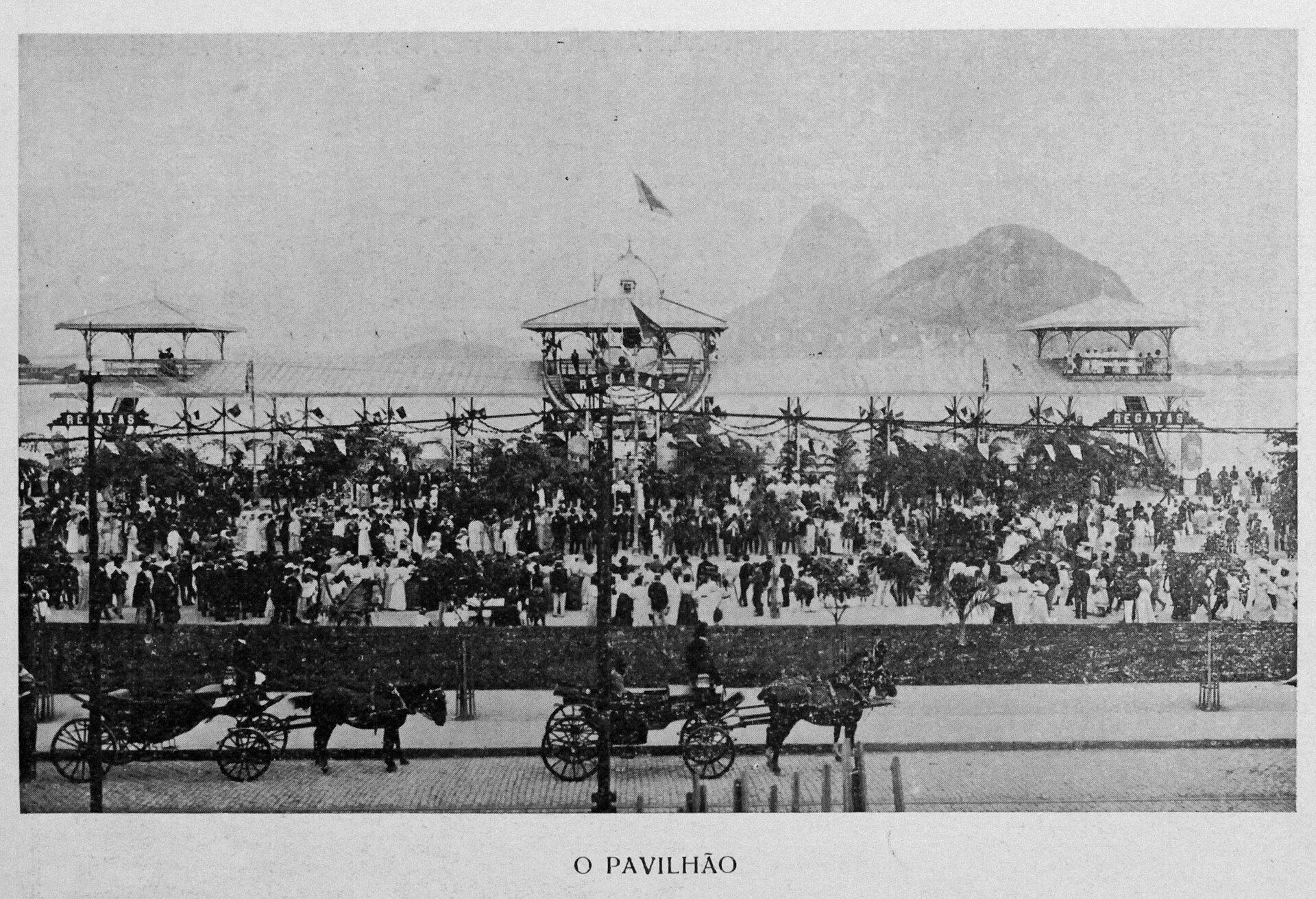 Pavilhão de regatas na Avenida Beira-Mar, Praia de Botafogo, com o Pão de Açúcar ao fundo, publicado na revista Kosmos em fevereiro de 1907. É foto de contexto: não mostra especificamente o Flamengo.