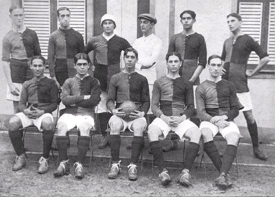 Primeiro time de futebol do Flamengo, com a camisa 'Papagaio de Vintém', antes do jogo contra o Paysandu (06/10/1912, segundo o Commons). Em pé, entre outros: Lawrence, Amarante, Píndaro, Baena, Nery e Gallo. Sentados: Curiol, Arnaldo e outros.